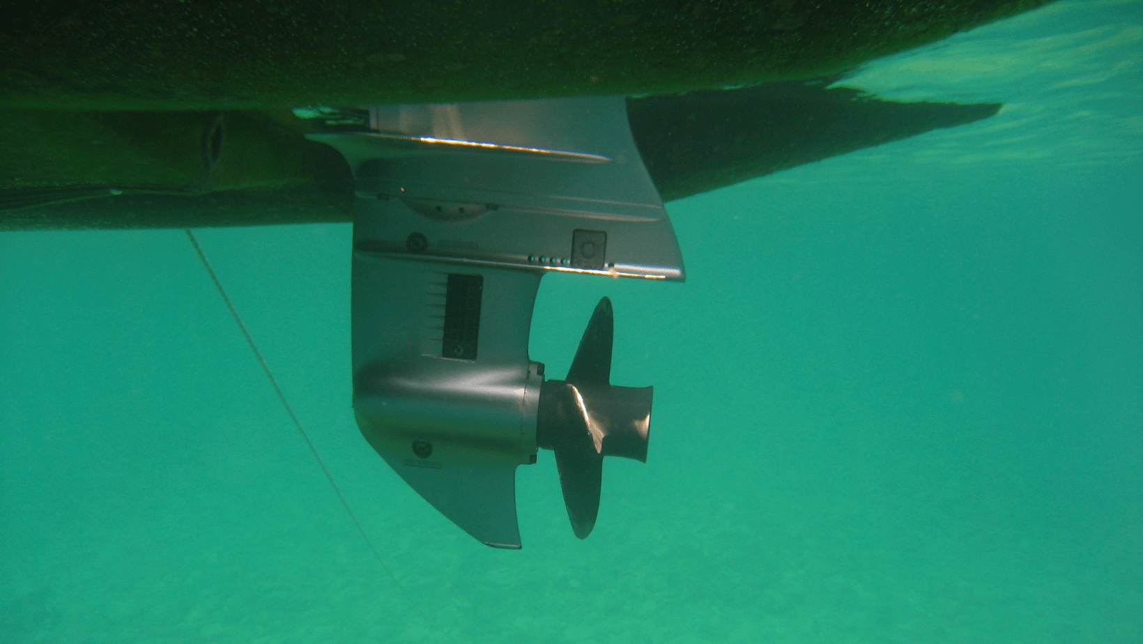 Motor fueraborda debajo del agua