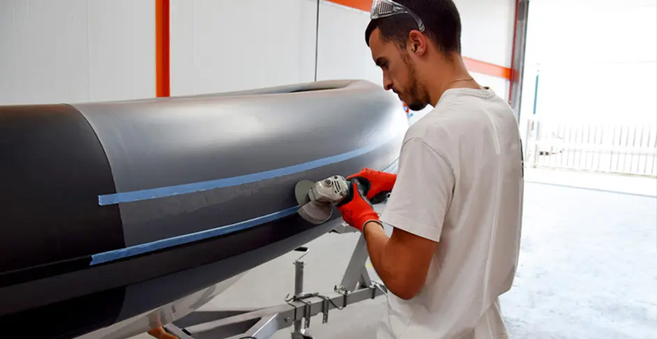 Trabajador reparando una embarcaci&oacute;n neum&aacute;tica