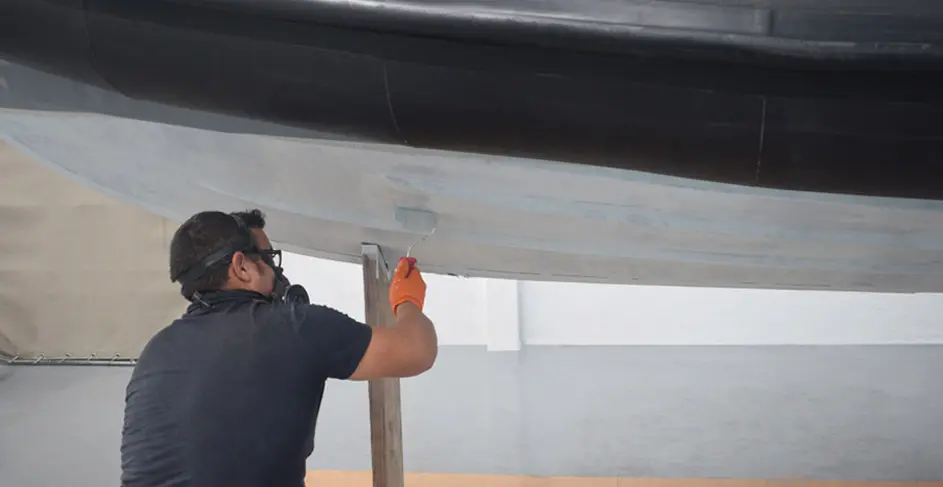 Trabajador realizando el mantenimiento de una semirr&iacute;gida
